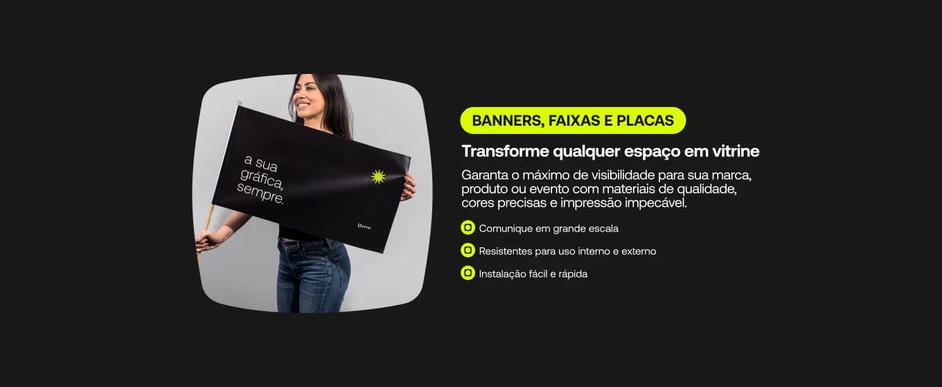 Banner promocional para categoria de banners, faixas e placas exibindo modelo com bandeira personalizada.
