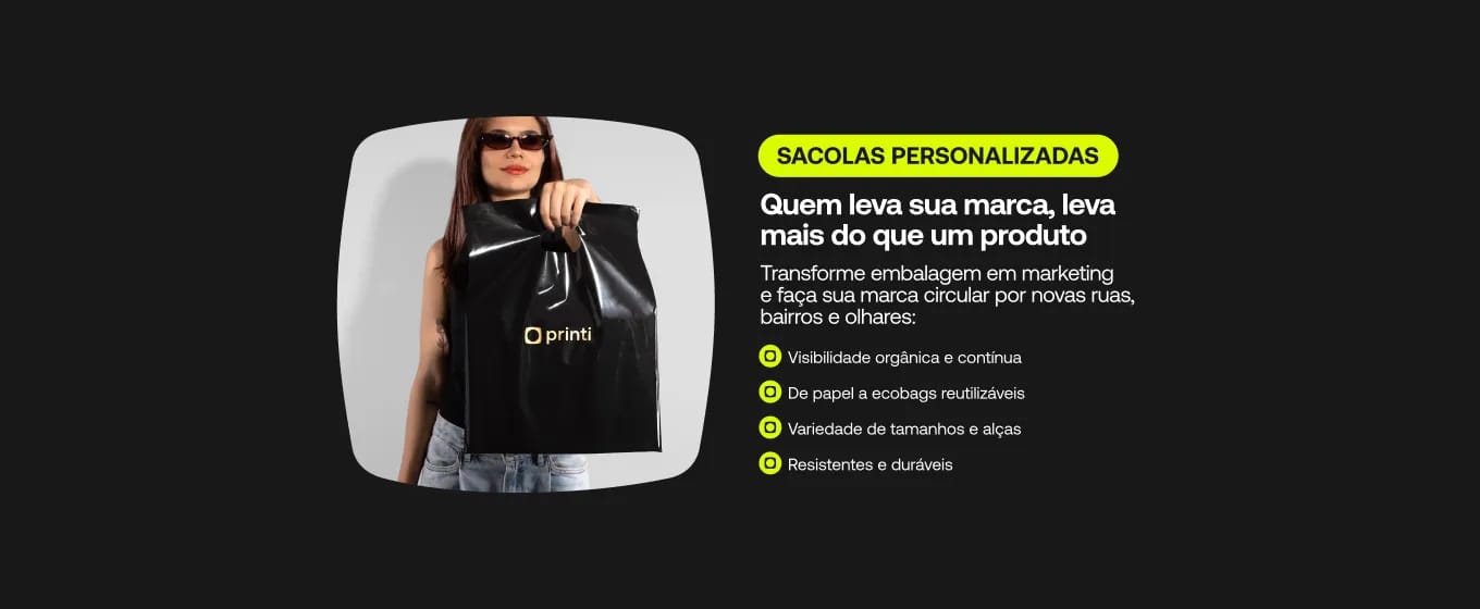 Banner de sacolas personalizadas com modelo segurando sacola preta com logo impresso, destacando resistência, variedade de tamanhos e visibilidade da marca.