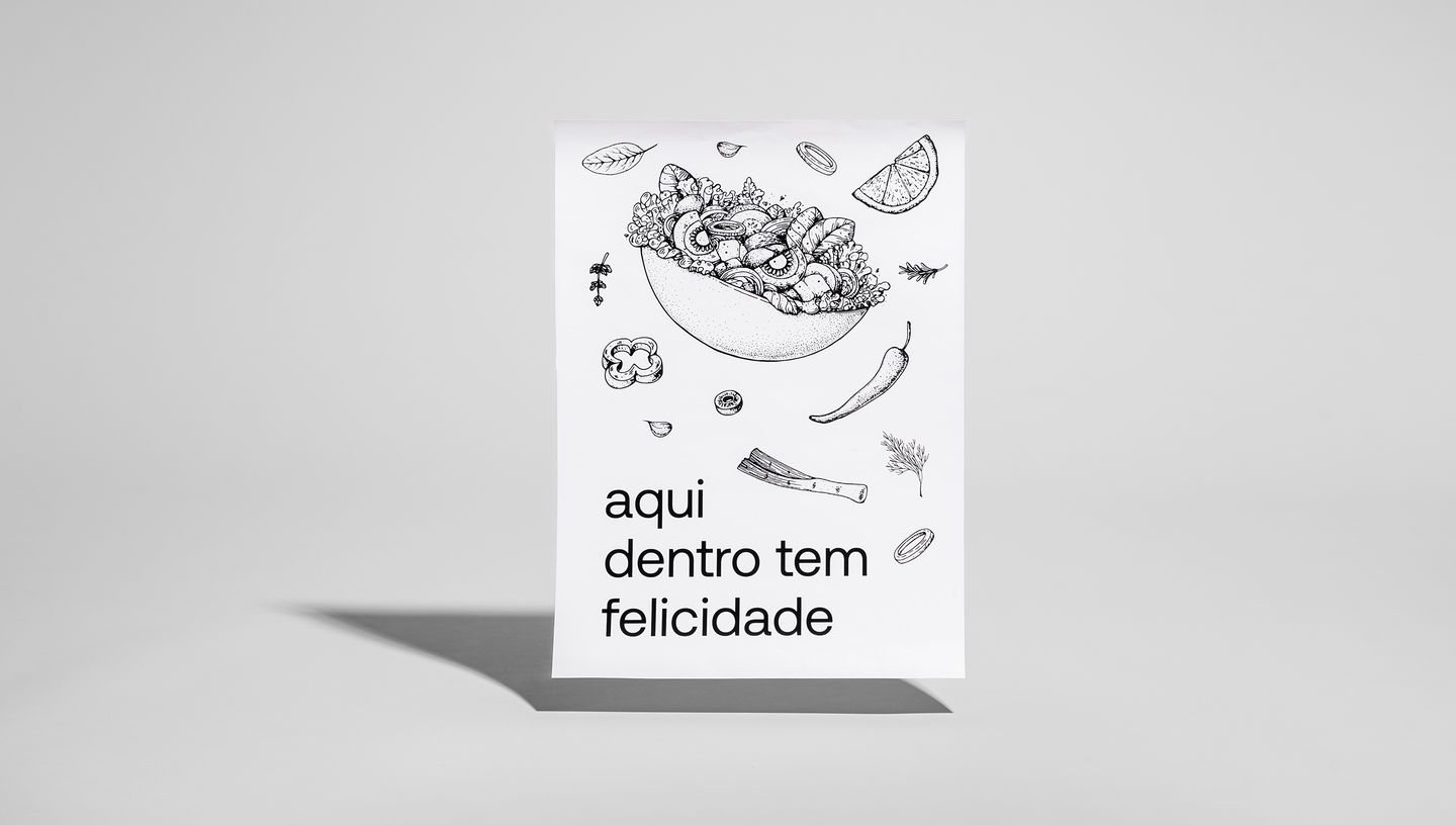 Cartaz branco com ilustração preta de uma tigela de comida cercada por ingredientes desenhados, como legumes e temperos. Abaixo da ilustração está a frase: 'aqui dentro tem felicidade'.