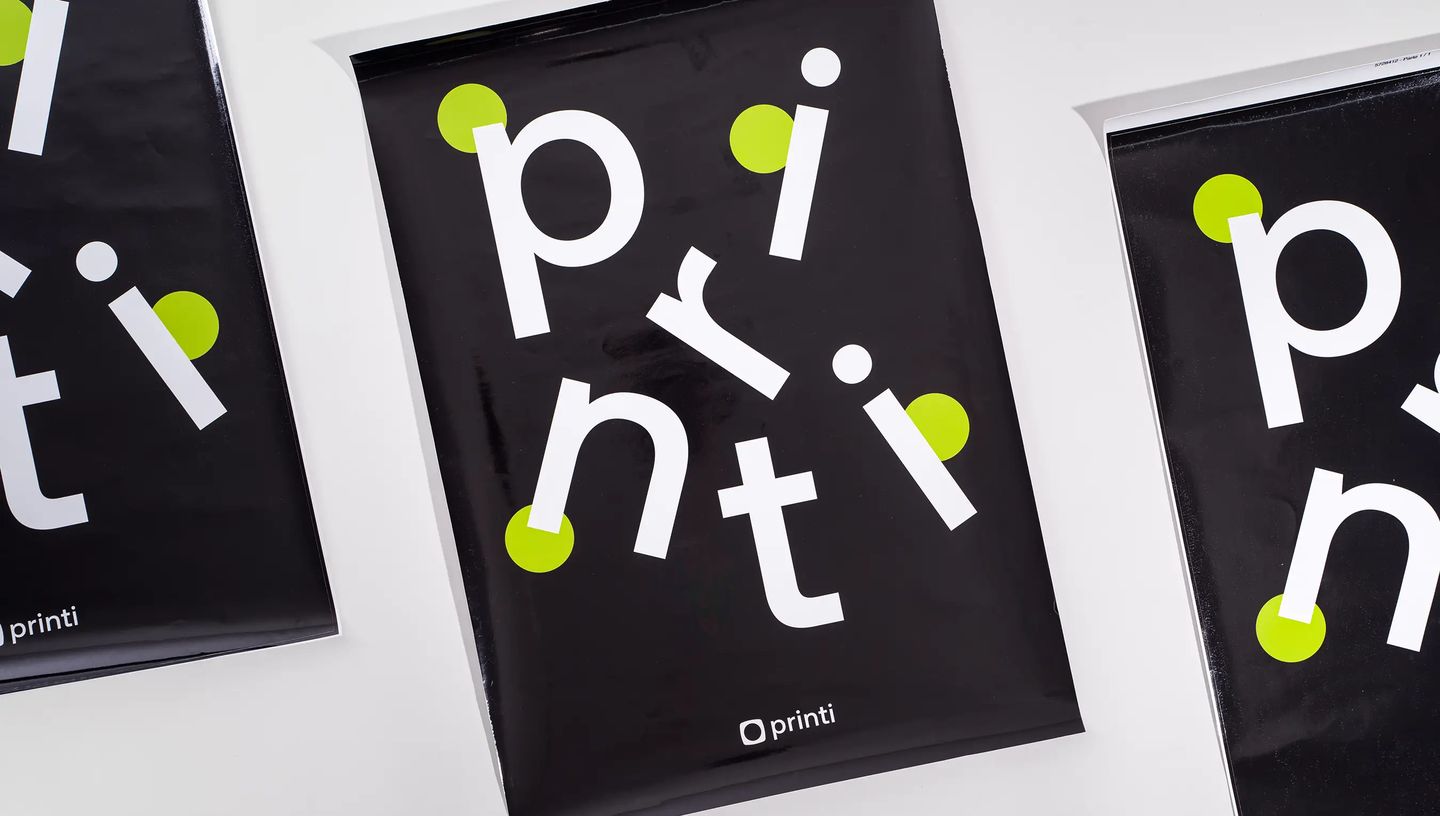 Adesivo de vidro personalizado aplicado em superfície transparente, fundo iluminado