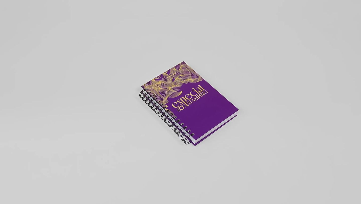 Agenda personalizada com capa roxa em hot stamping dourado e encadernação espiral para organização e planejamento.