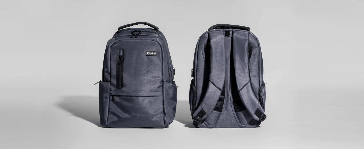 Mochila personalizada cinza da Printi exibida em visão frontal e traseira, com alças acolchoadas e múltiplos compartimentos