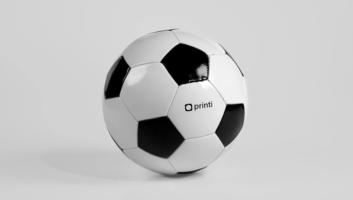 Bola de futebol personalizada com logo, ideal para brindes promocionais, eventos esportivos e ações de marketing.