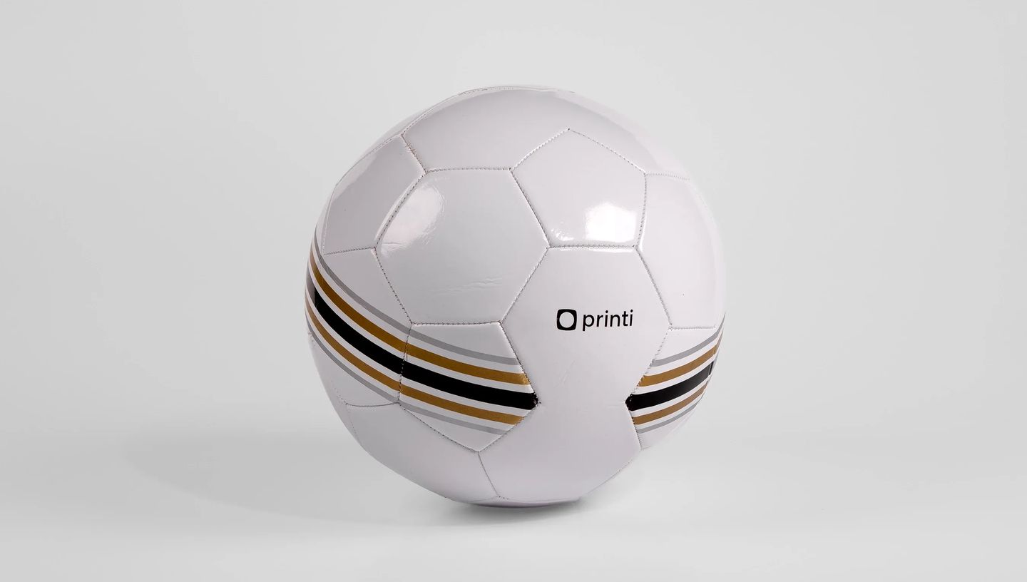 Bola de futebol personalizada branca com faixas douradas e pretas e logo da Printi, ideal para brindes promocionais, eventos e ações de marketing.