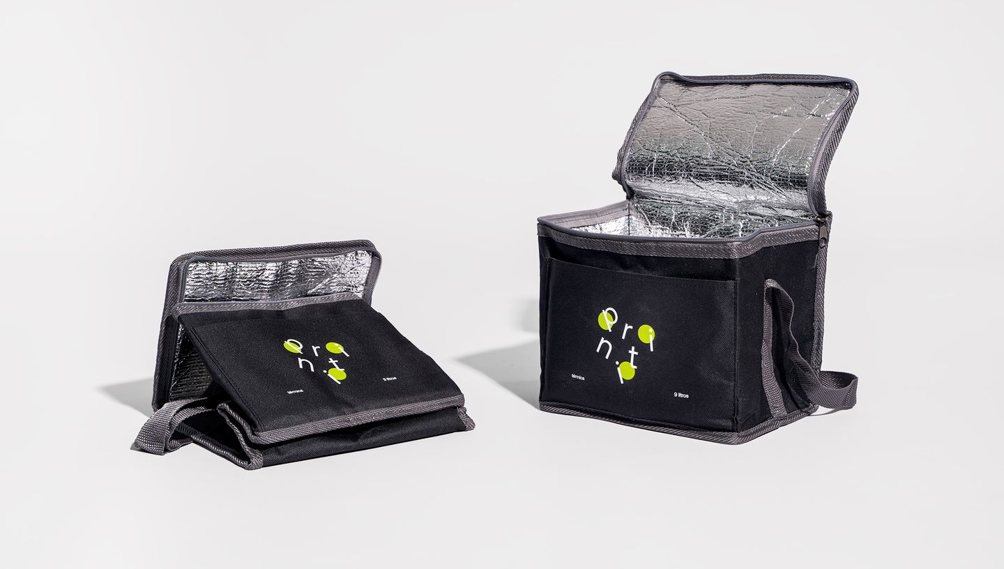 Bolsa térmica aberta perto de outra desmontadas, ambas na cor preta
