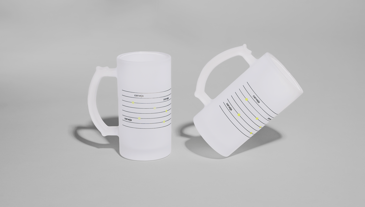 Duas canecas de chopp de vidro translúcido com design minimalista e alças brancas, posicionadas em fundo cinza claro
