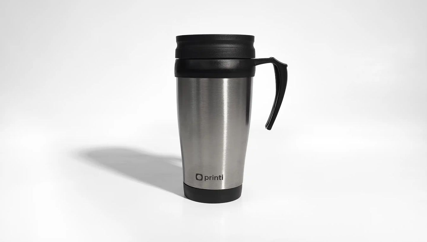 Caneca para viagem personalizada de inox, na cor preta.
