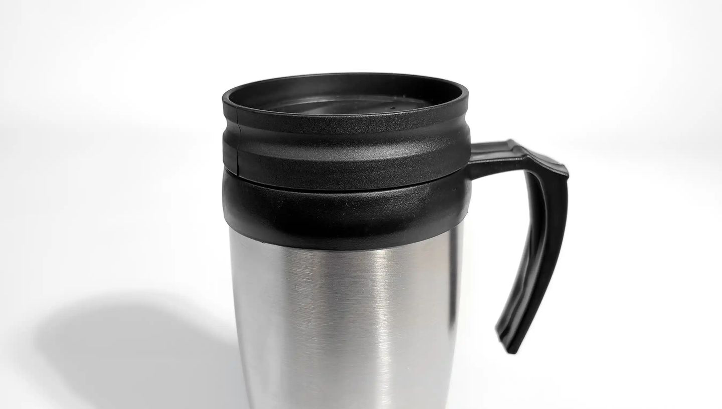 Caneca para viagem personalizada de inox, na cor preta.