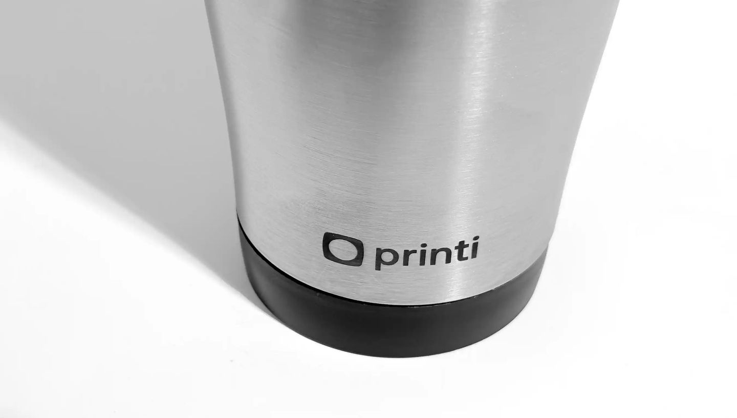 Parte da caneca para viagem personalizada de inox sendo exibida na cor preta com logo da Printi.