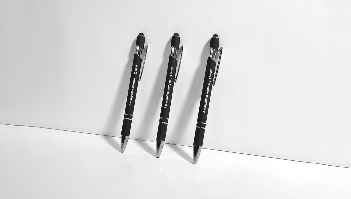 Três canetas touch de alumínio personalizadas.
