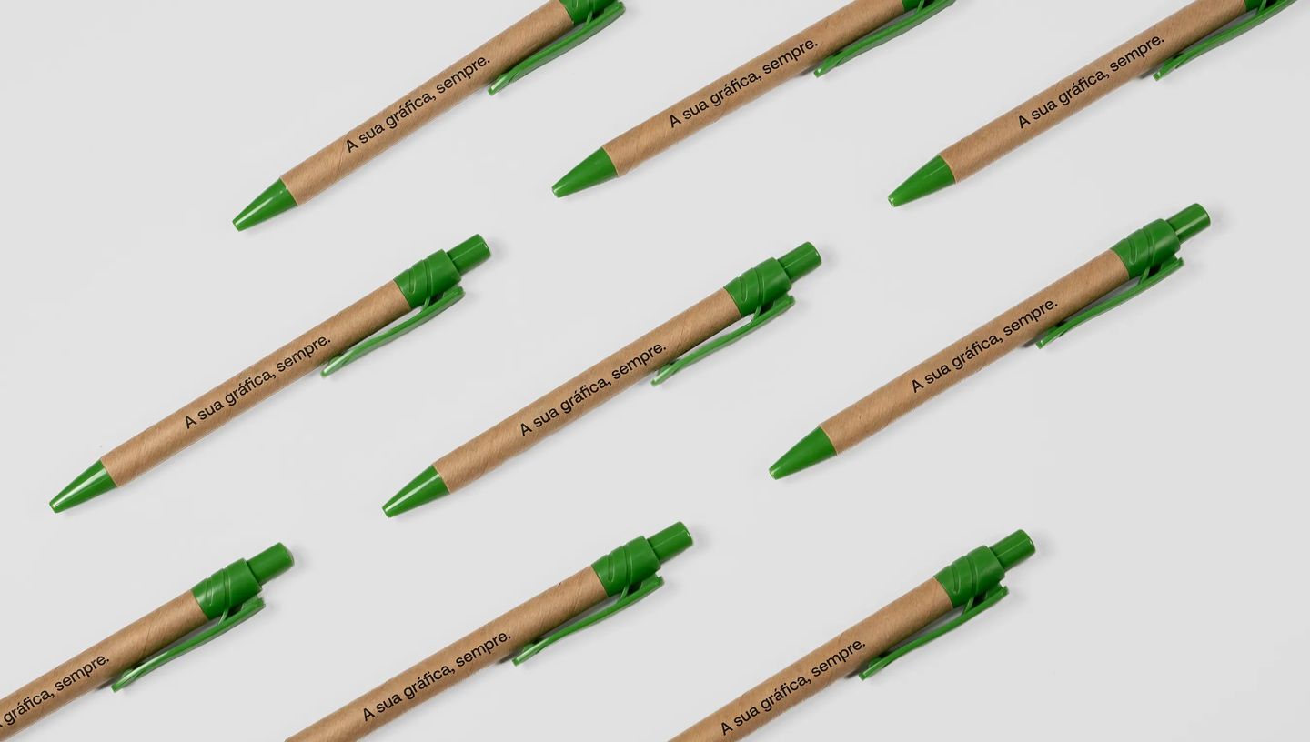 Caneta ecológica personalizada com corpo em papel reciclado e detalhes verdes, ideal para brindes sustentáveis e ações corporativas.