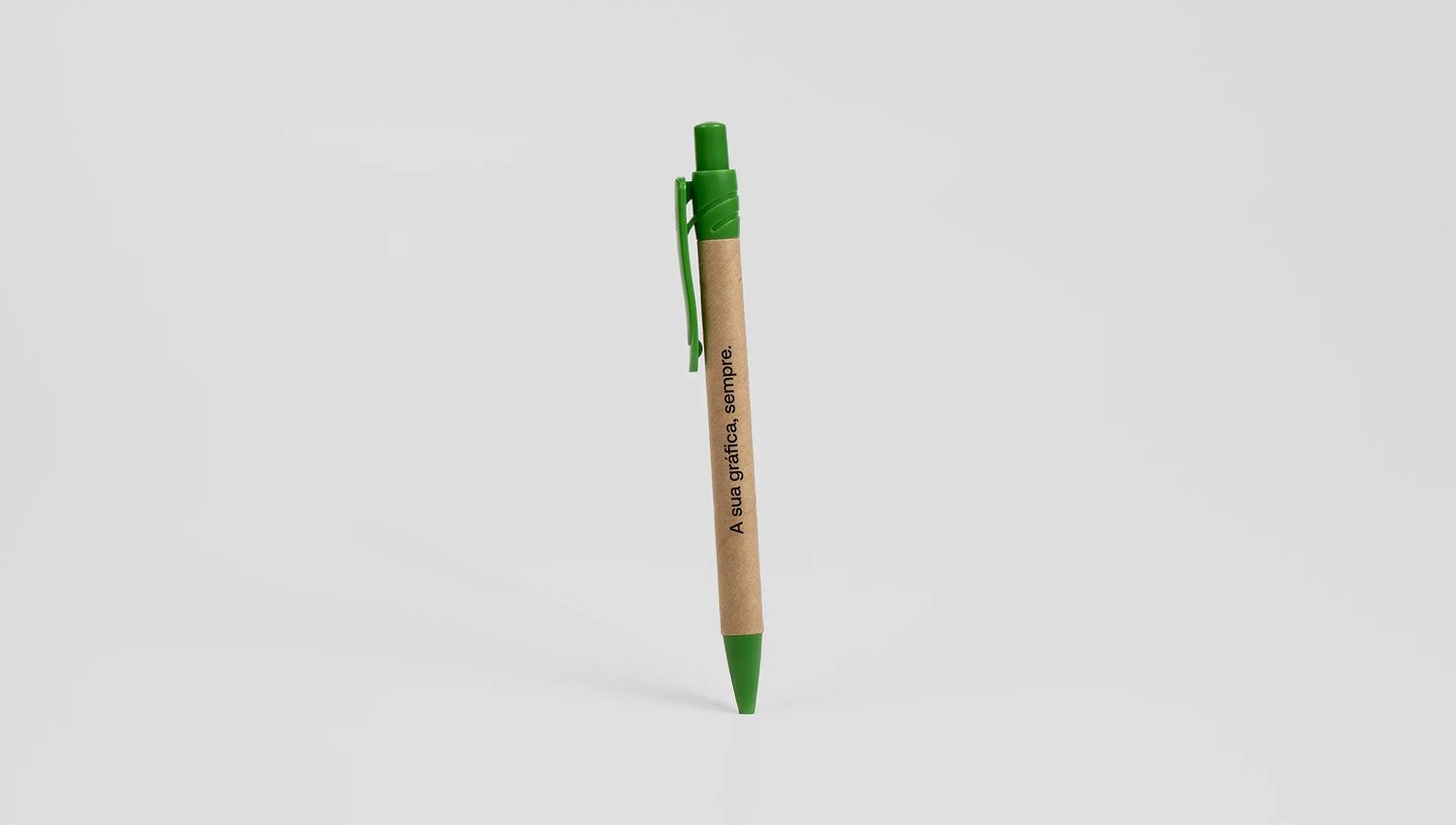 Caneta Eco Masai personalizada em papel craft com detalhes em verde, apresentando a frase 'A sua gráfica, sempre.' em layout sustentável e minimalista.