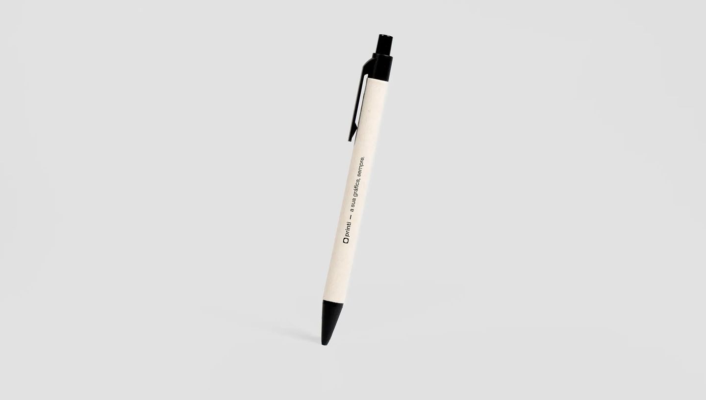 Caneta Milink personalizada em papel craft com detalhes em preto, apresentando logotipo e slogan em layout sustentável e minimalista.