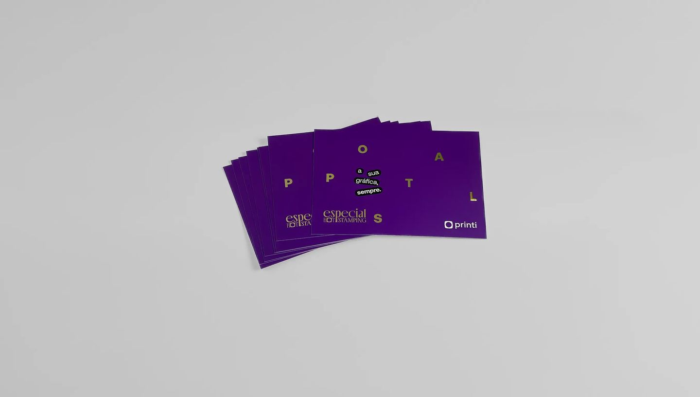 Conjunto de cartões postais roxos personalizados com letras douradas organizados em formato de leque.
