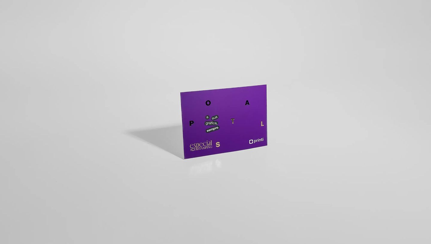 Cartão postal personalizado com fundo roxo e detalhes em hot stamping dourado.