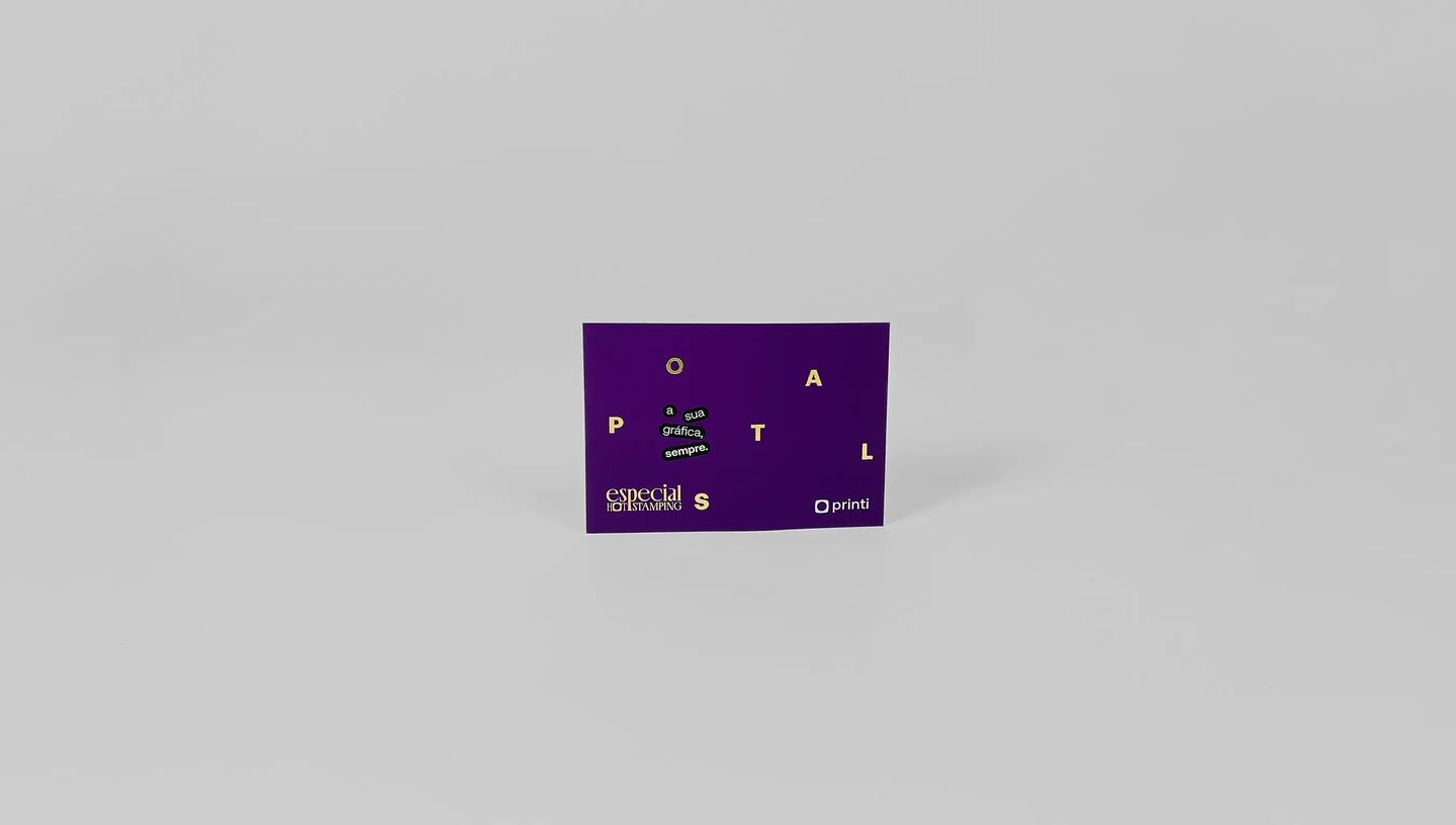 Cartão postal personalizado roxo com letras em hot stamping dourado e logotipo Printi.