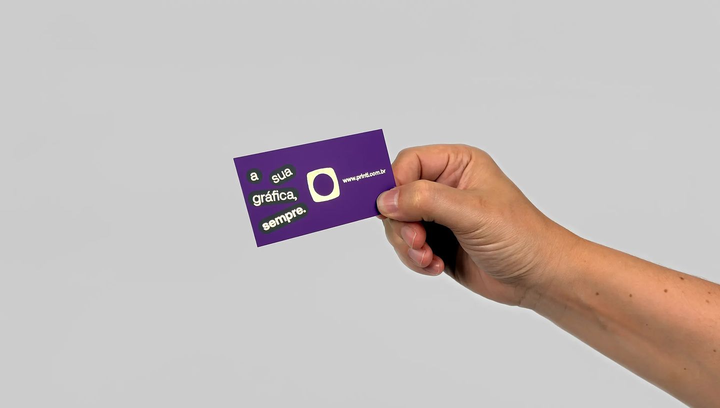 Cartão de visita personalizado roxo com logotipo Printi e frase promocional em layout moderno.