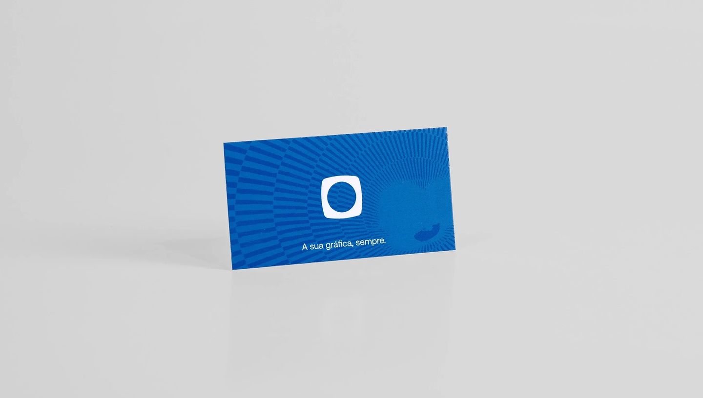 Cartão de visita com fundo azul e padrão geométrico em ondas, exibindo logotipo da Printi ao centro.