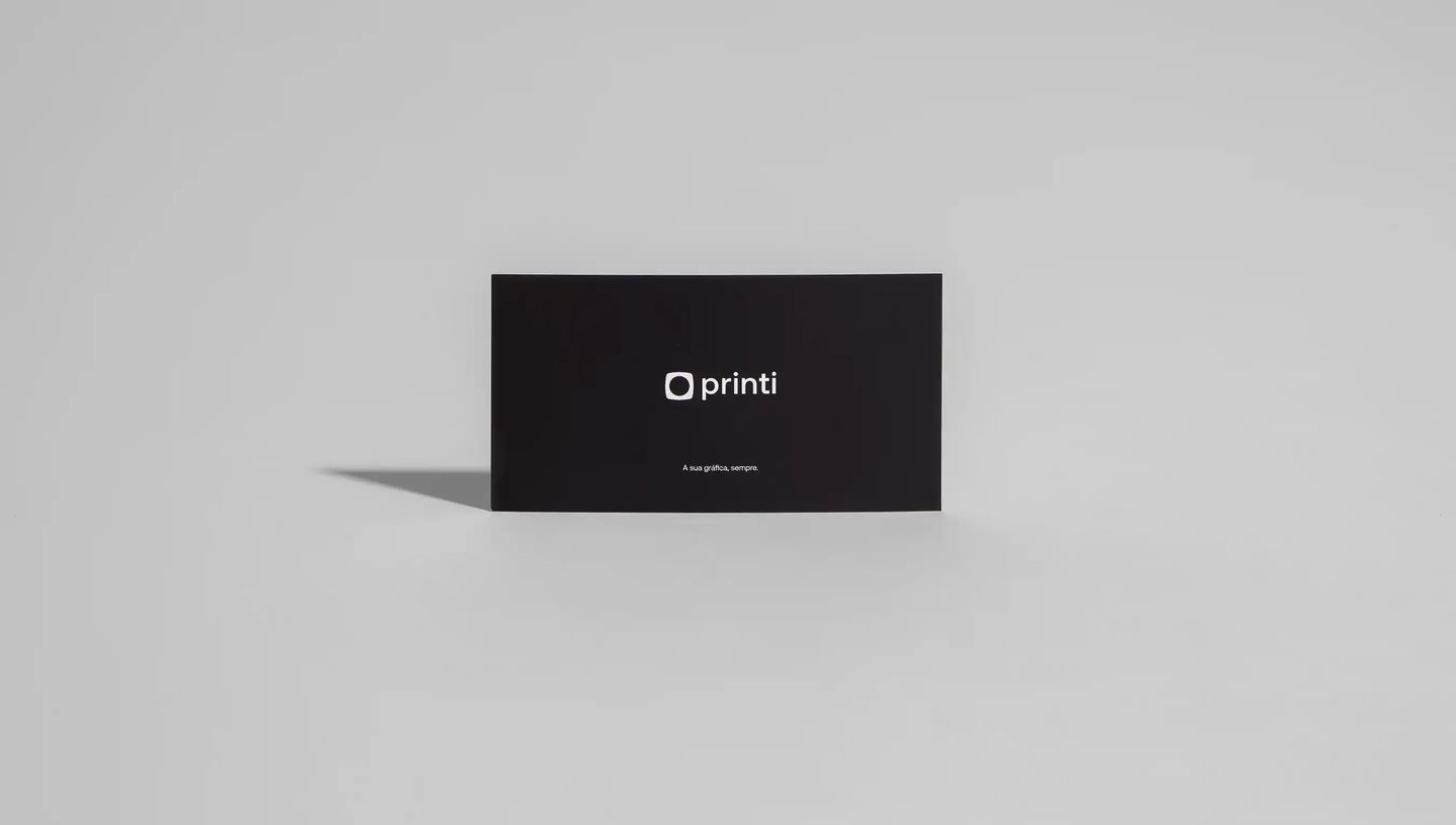 Cartão de visita personalizado ultra grosso na cor preta.