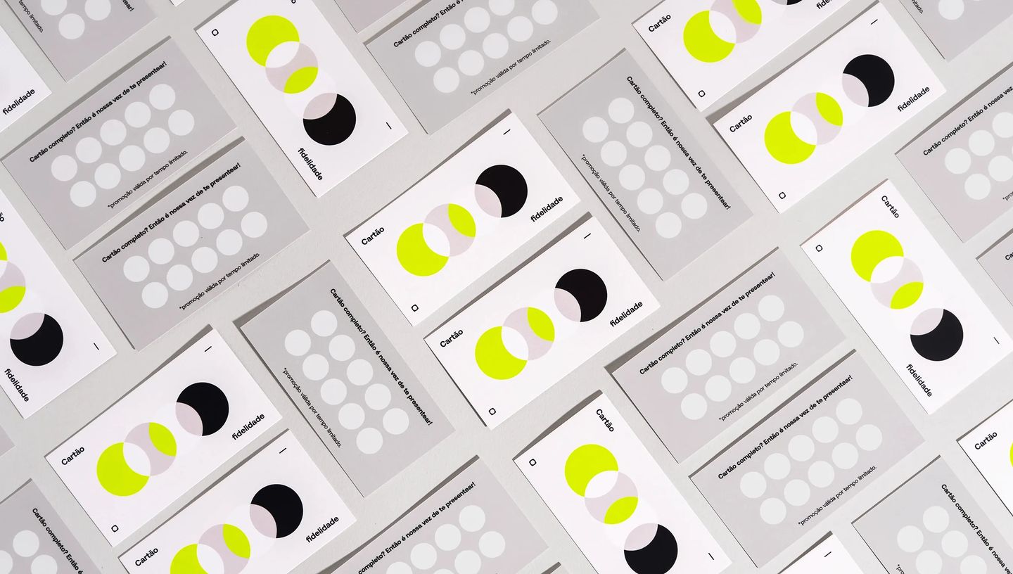 Pilha de cartões fidelidade personalizados com campos para marcação e design minimalista.