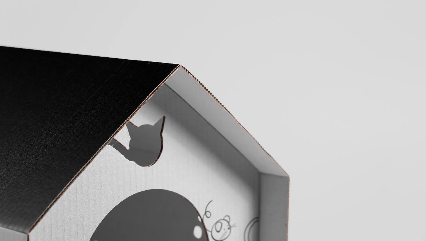 Detalhe de casinha para gato em papelão personalizado com recorte especial em formato de gato, ideal para pets e ações promocionais criativas.