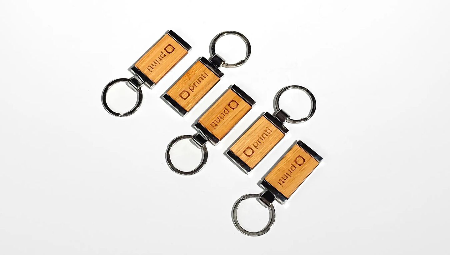 Chaveiros de bambu personalizados.