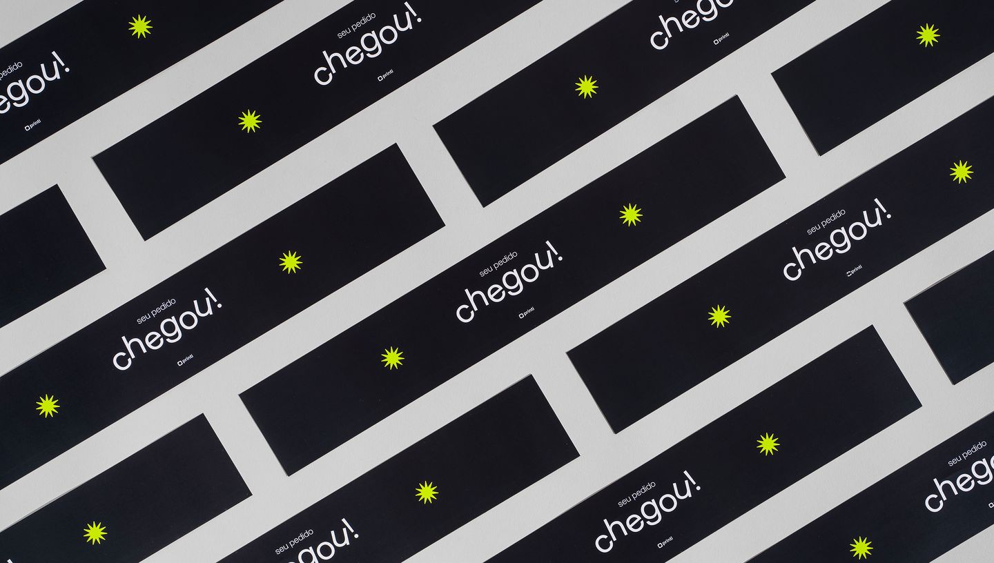 Diversas cintas para embalagem tampa e fundo dispostas em padrão repetitivo, com design preto, tipografia moderna e elementos gráficos amarelo-neon
