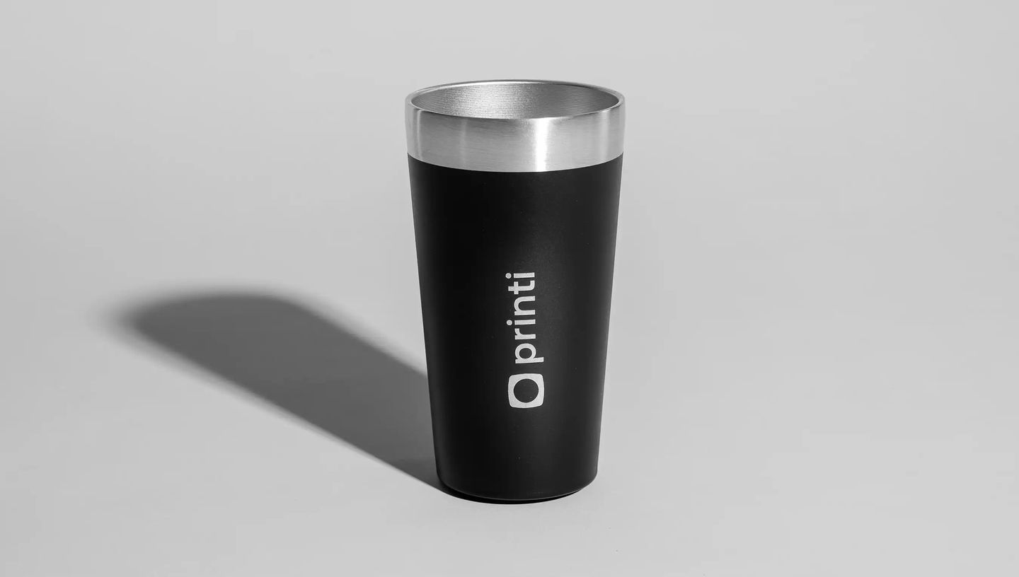 Copo térmico personalizado com a logo da Printi, na cor preta e sem tampa, com acabamento em inox