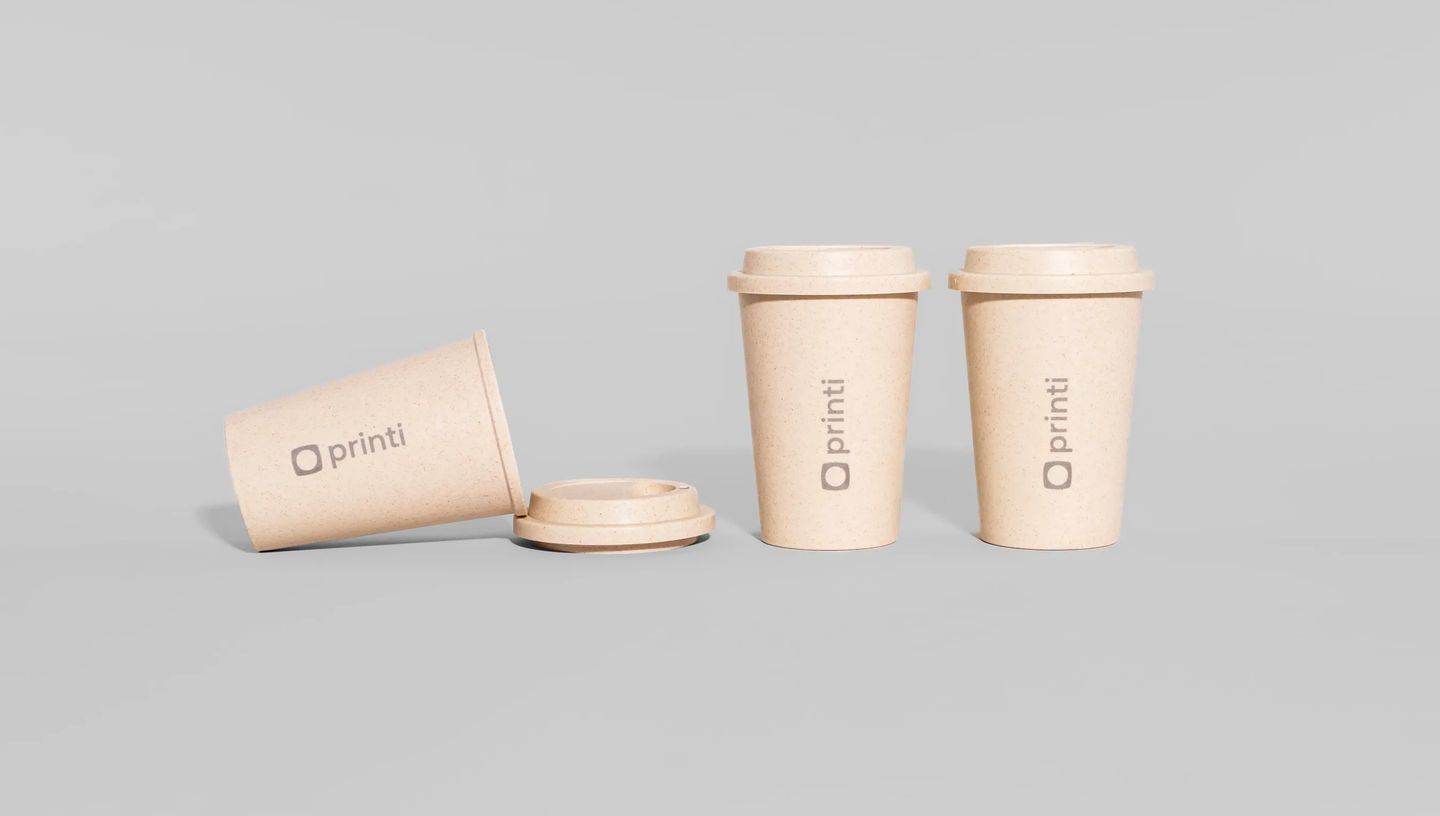 Copos ecológicos personalizados da Printi em material sustentável, com tampa reutilizável