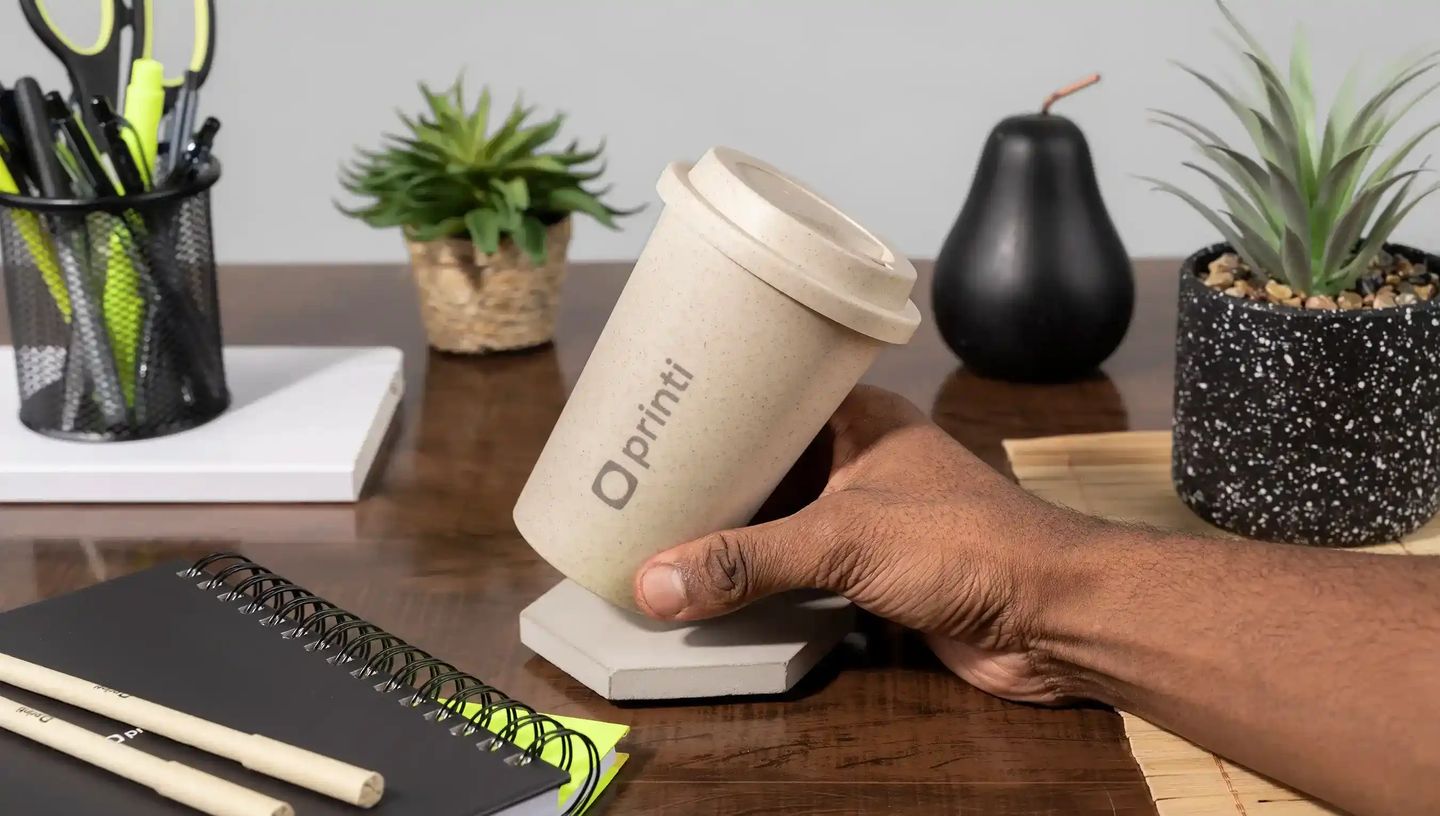 Copo ecológico personalizado fosco, material sustentável, fotografado em fundo neutro com foco no produto
