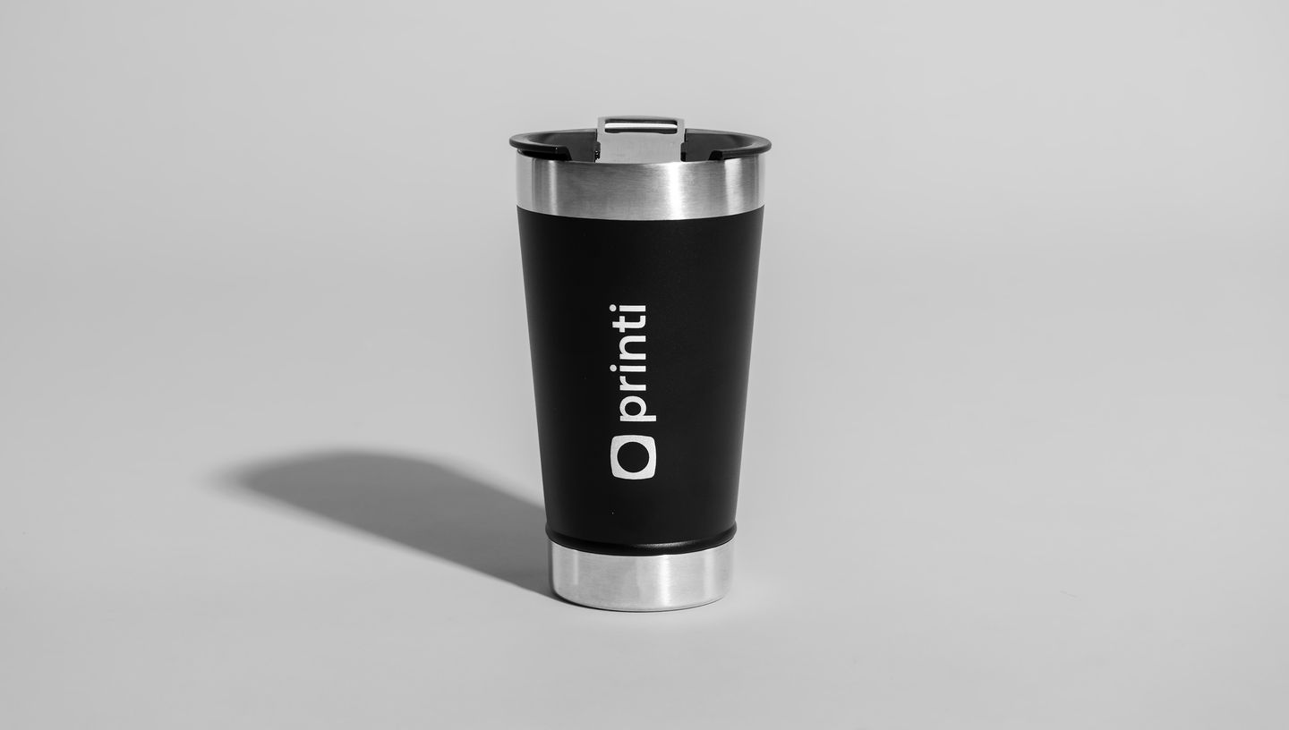 Copo térmico com tampa personalizado da marca Printi com acabamento preto fosco e detalhes metálicos em aço inox