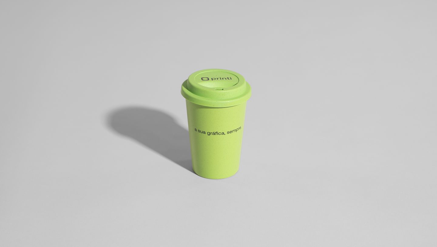 Copo para viagem em fibra de bambu e PP 450ml, verde, em fundo cinza