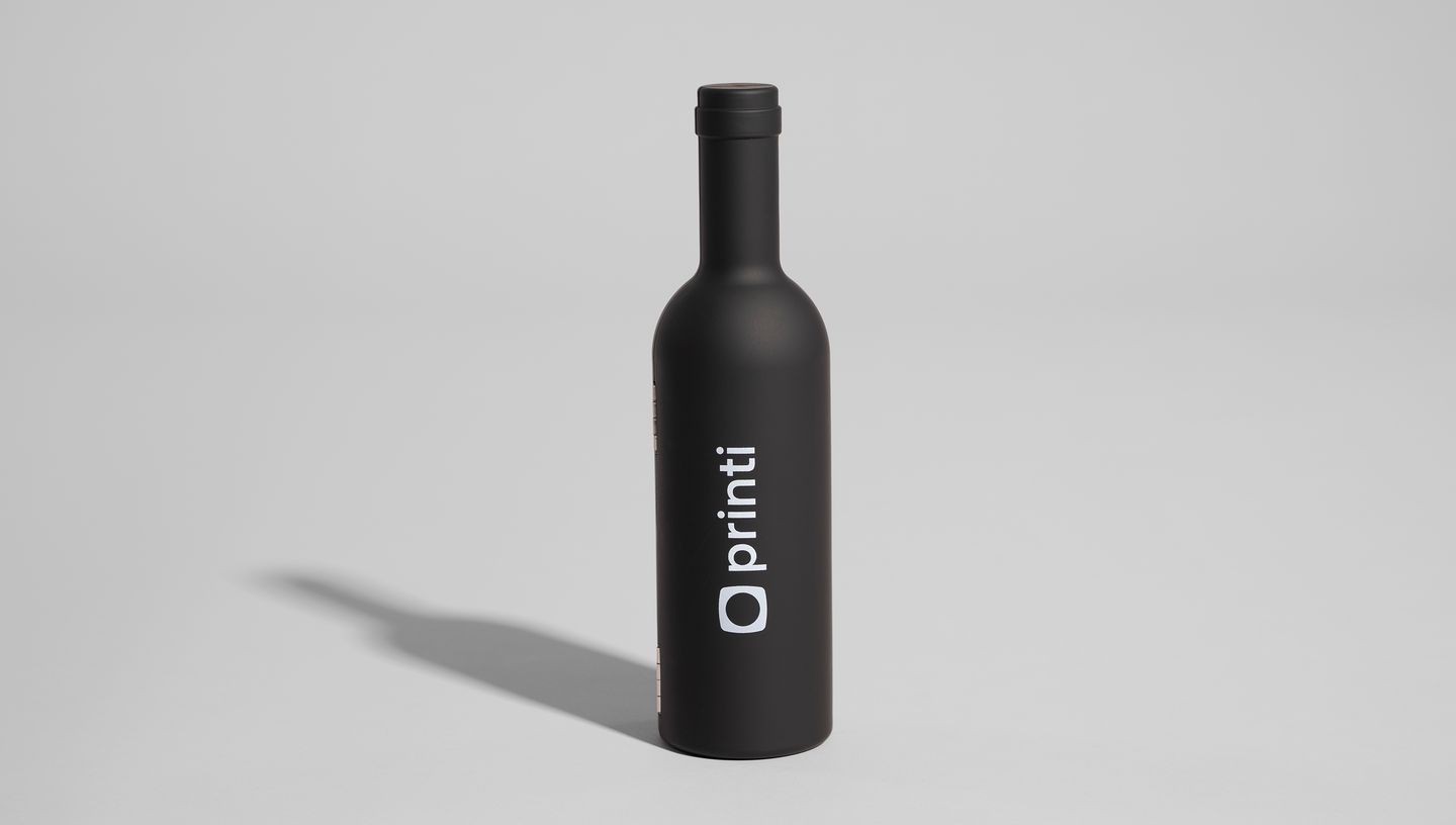 Garrafa de vinho personalizada com logo da Printi, na cor preta.