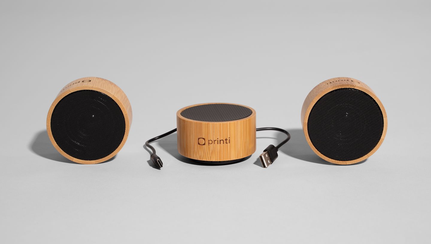 Caixa em bambu personalizada com cabo de carregar ao lado.