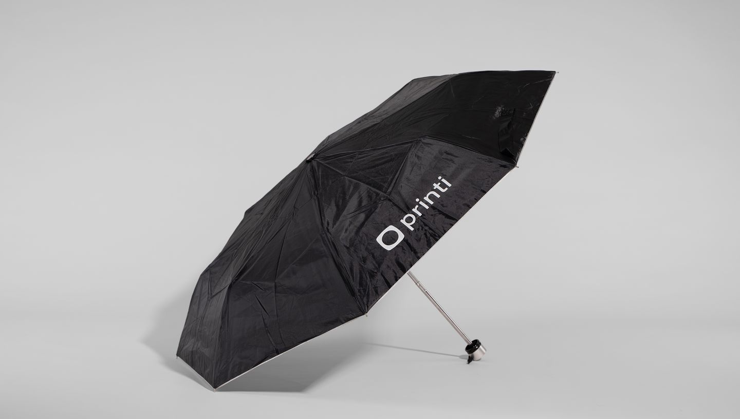 Guarda-chuva dobrável aberto na cor preta com a logo da Printi