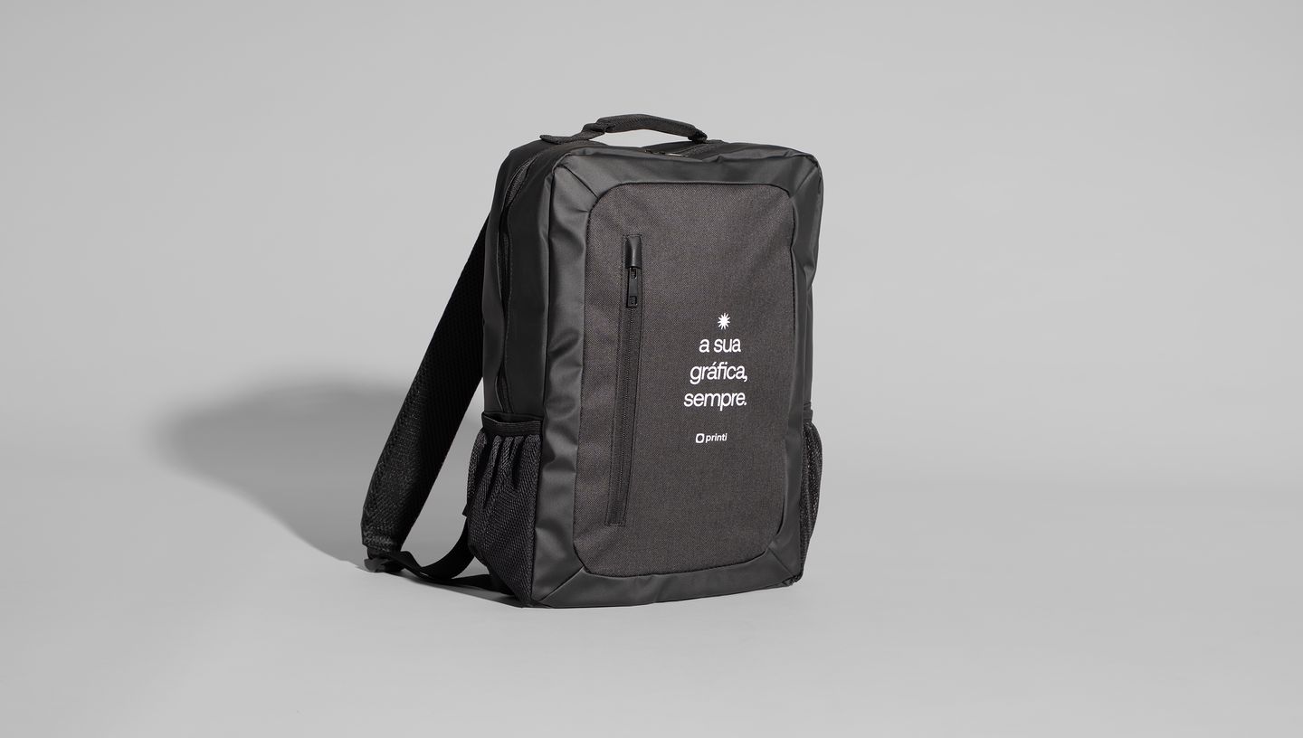 Mochila Notebook 15.6 Bangkok preta em fundo cinza
