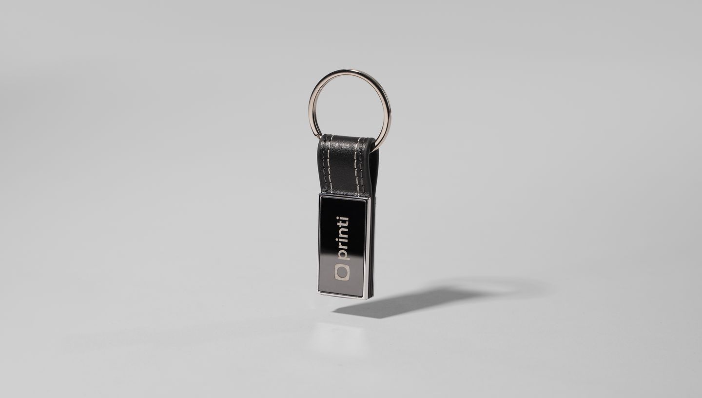 Chaveiro metal Deluxe em fundo cinza