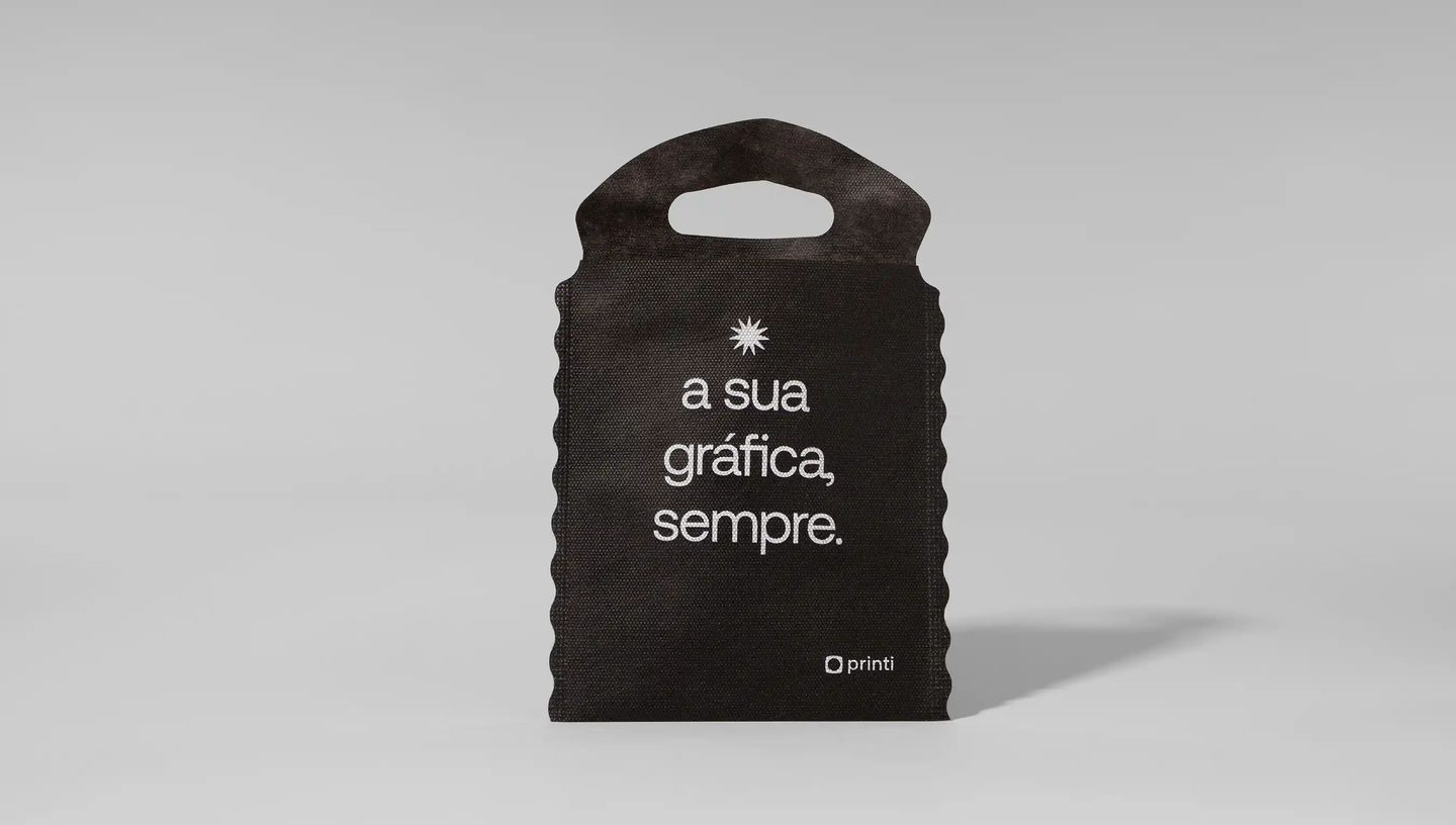 Lixeira para carro na cor preta com slogan da Printi