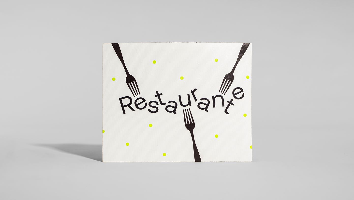 Jogo americano de plástico off white com desenho de garfo e escrito restaurante.