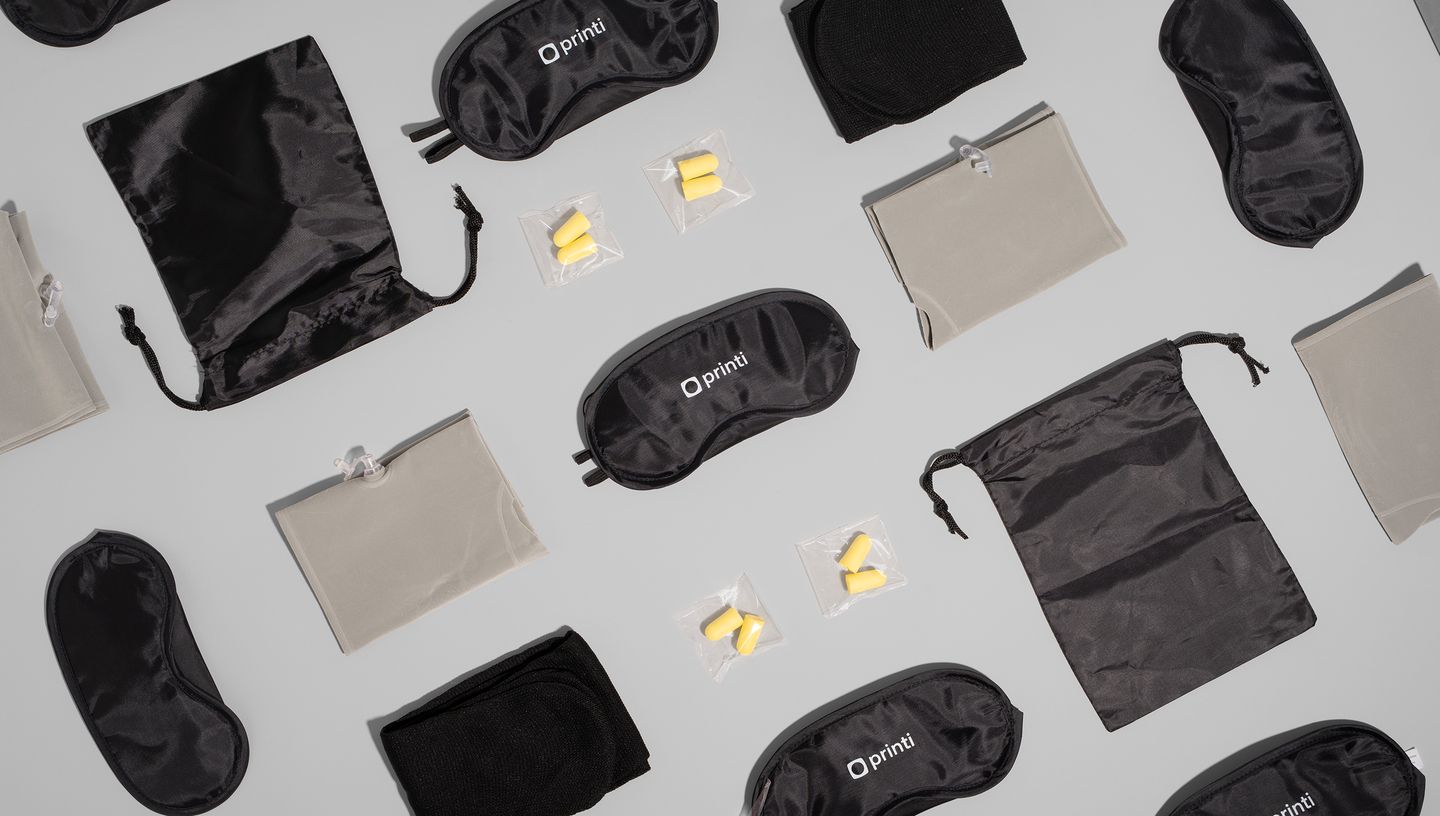 Kit de viagem composto por almofada de pescoço e máscara para dormir