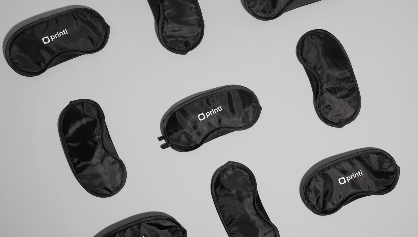 Diversas máscaras para dormir na cor preta com logo da Printi.