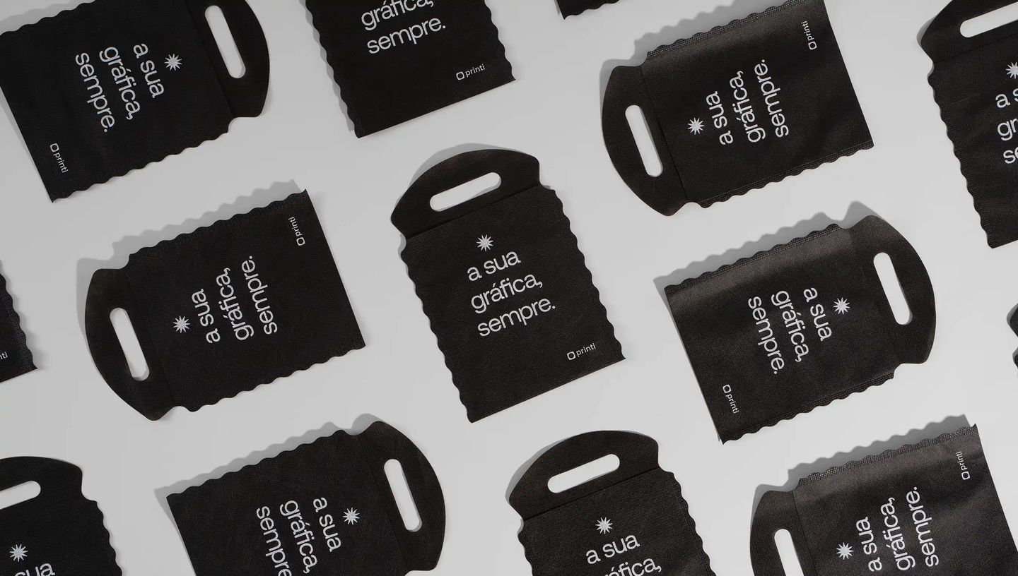 Lixeira para carro na cor preta com slogan da Printi