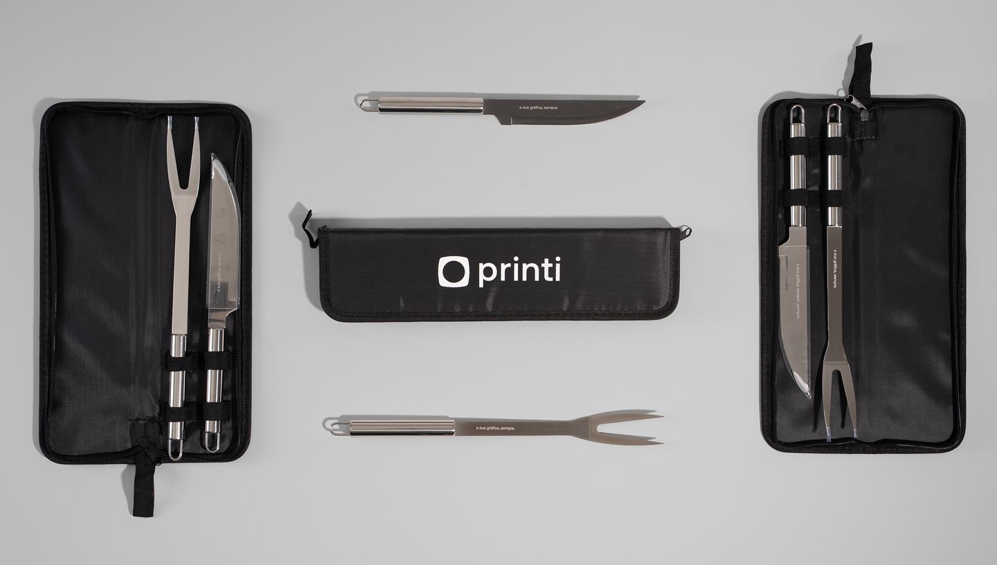 Kit churrasco Durand composto por garfo, faça e bolsa, todos na cor preta com logo da Printi