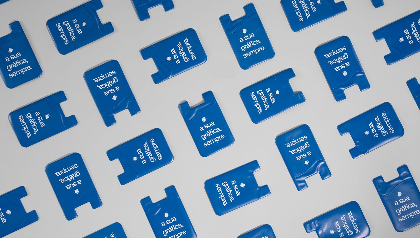 Porta cartões para celular personalizados na cor azul com slogan da Printi.