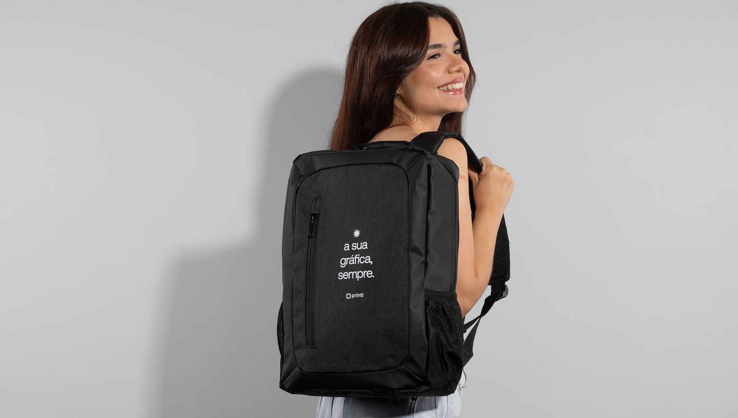 Mulher branca com mochila notebook 15.6 bangkok