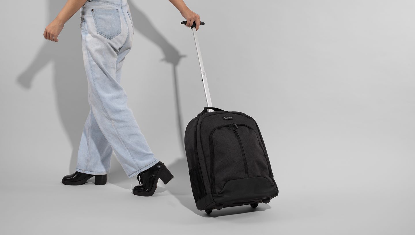 Pessoa arrastando mochila Trolley para notebook 15.6 na cor preta.