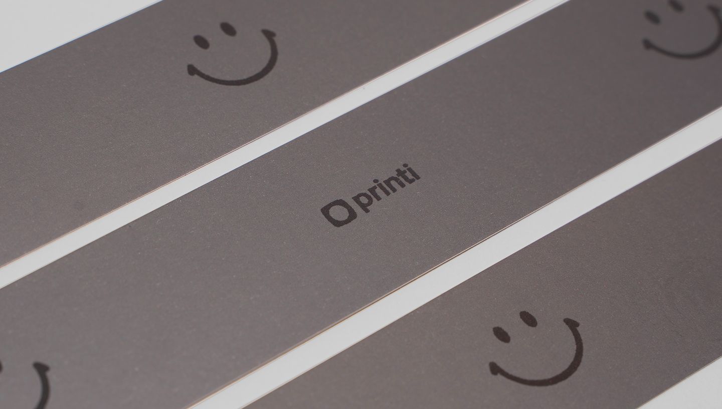 Faixa de gôndola personalizada com logo da Printi e smile