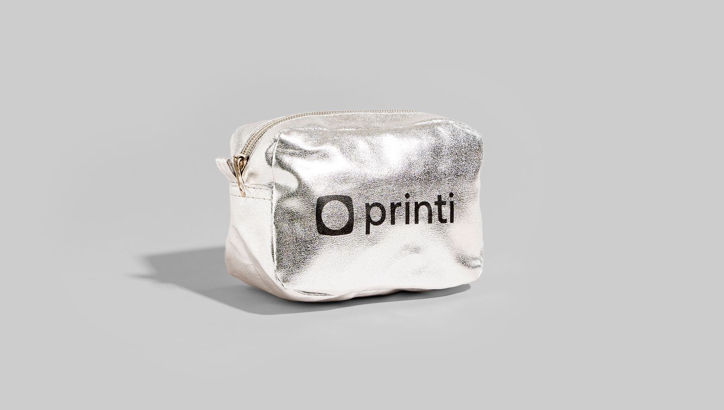 Necessaire personalizada Loren prateada com logomarca da Printi estampada.