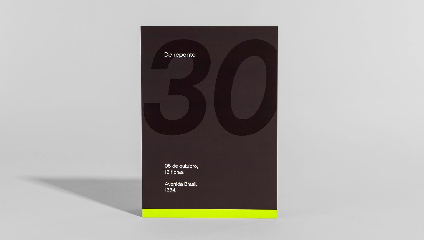 Convite de aniversário com o número 30 em destaque, preto com borda inferior verde.