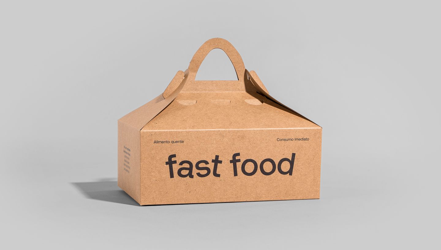 Embalagem para frituras com o nome fast food e fundo cinza